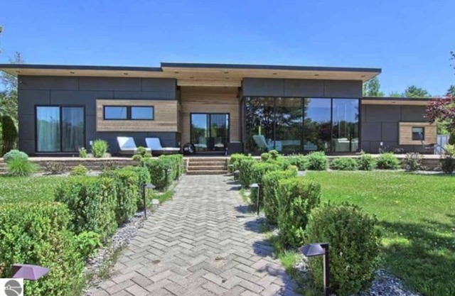 EXPERIENCE TORCH LAKE -TORCH RIVER AMAZING CONTEMP. ESCAPE “TRACE” -DOCK, HOTTUB