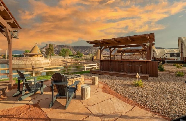 Experience Zion in a Luxurious Western Wagon #29 15 min from Zion w/ 2QB & Outdoor Kitchen