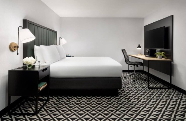 Explore and Unwind in a Beacon Street! Close to Coolidge Corner Theatre