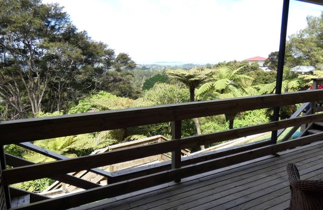 Explora arbustos y playas en Titirangi