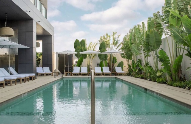 Explore Downtown Orlando! 2 Classy Rooms w/ Free Parking, Pool, Airport Shuttle!