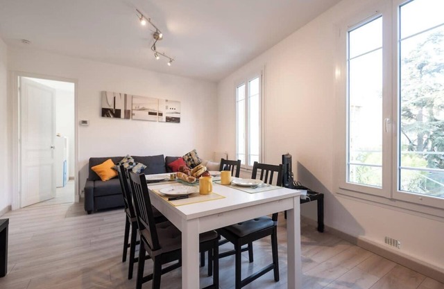 Explore Nice from our cozy & quiet 2BR apt★parking
