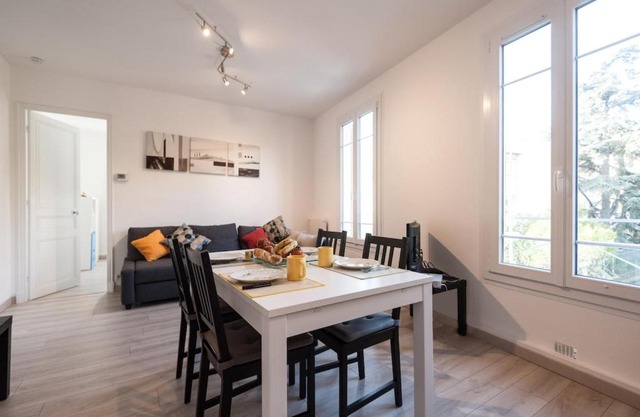 Explore Nice from our cozy & quiet 2BR aptparking