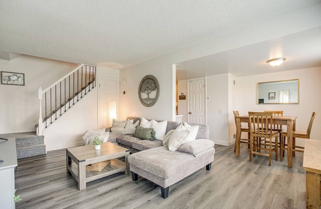 Explore Red Rocks & Green Mtn: Townhome w/ Pool!