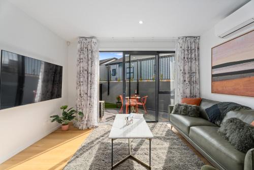 Explore Wanaka - Mountain Views, Riverside Locale