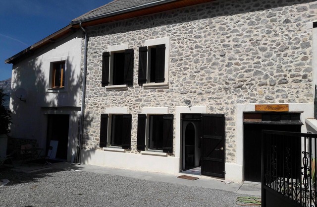 CASA DE PIEDRA RELACIONADA