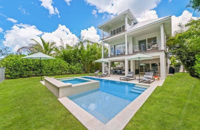 Exquisite 3 BR / 3.5 BA home with pool and spa on Longboat Key
