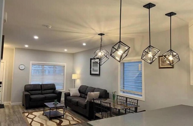 Exquisite 3 BR Villa with Double Garage-King Bed