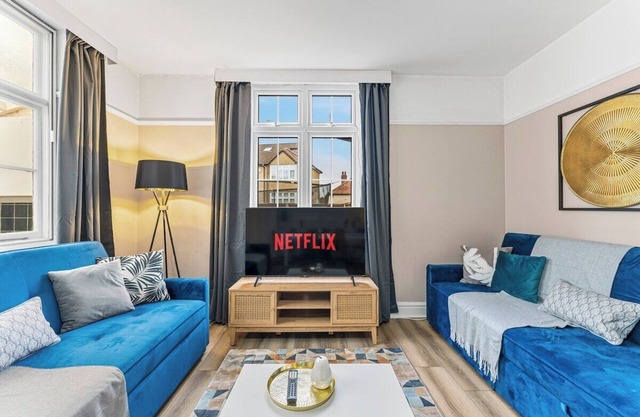 Exquisite 4 Bedroom House in Bristol - Parking