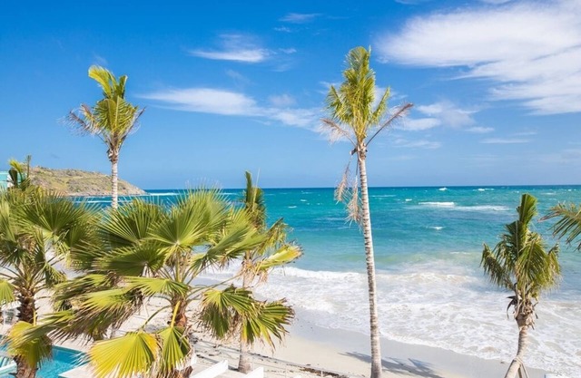 Exquisite Coral Beach Club Villa - With Views from Each Bedroom