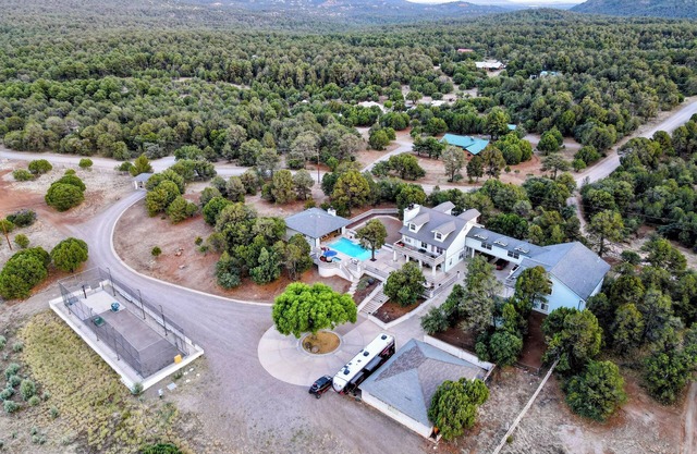 Exquisite Mountain Estate with Pool [Entire Home]