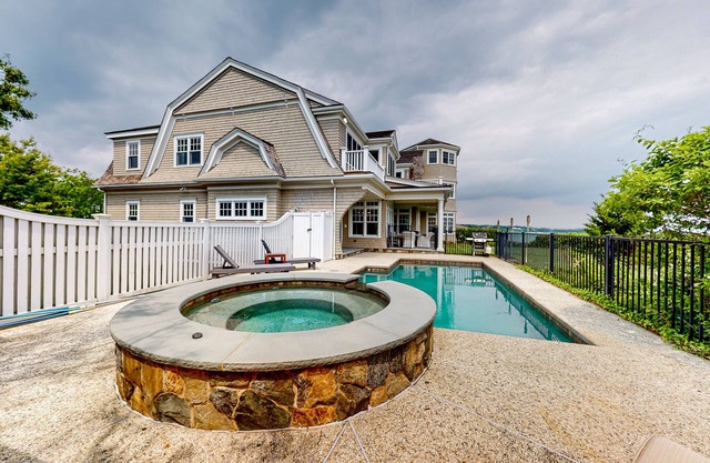 Exquisite oceanfront home with pool, pool spa, balcony, kayaks, & W/D