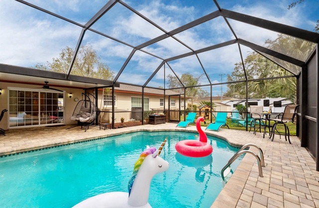 Exquisite Retreat with Heated Pool for 14 Guests, Pool Table Paradise!