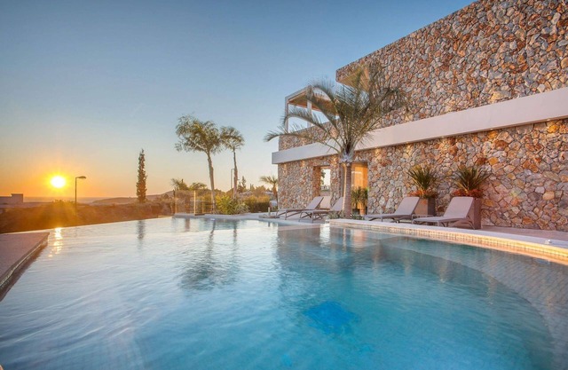 Exquisita Villa de Rodas | Villa Venezia Grand Master | 3 habitaciones | Piscina Privada | Jacuzzi c