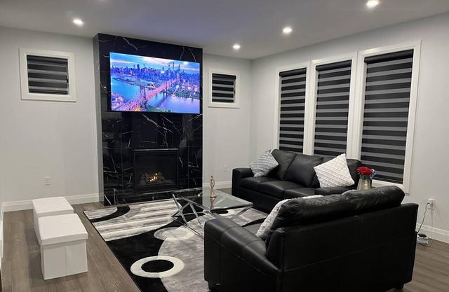 Exquisite Room, Ensuite Bath, Beautiful Neighborhood; 5mins to walking trails!