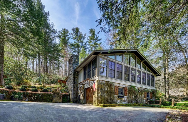 Exquisite Stone Cottage 1/2 mile from Crossroads with View of LIttle Sheepcliff