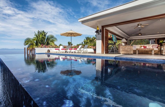 Exquisita villa, un paraíso ubicado entre la exuberante vegetación con excelente vista al mar