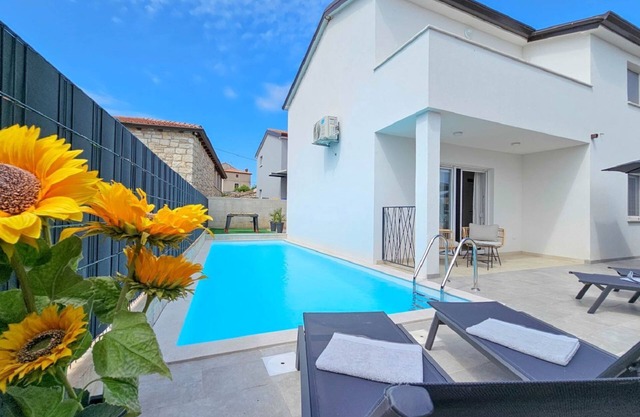 Exquisita villa con piscina privada, barbacoa, futbolín y baños en suite
