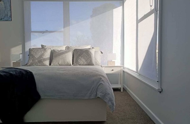 Exquisitely furnished house walking distance to AFL Mars Stadium