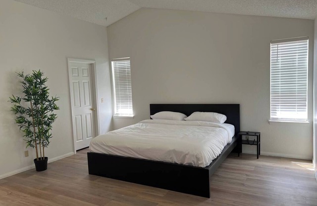 Extended Stay 3 or 4 Beds Cozy Smart Home Living