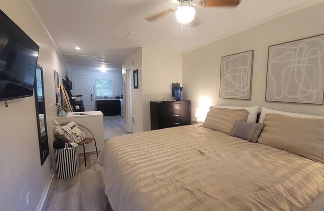 Extended-Stay Studio w King Bed and Full Kitchen. Small unit with everything.