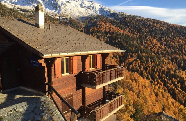 Exterior: 3-room apartment, max. 4 people, located above the old village of Chandolin, very nice vie