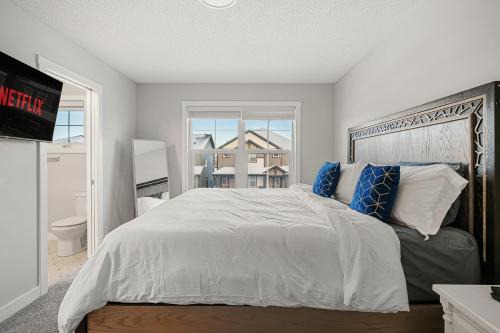 Extra Large House with AC, Free Banff Access, Sleep 12, BBQ, 4 Bedrooms & 2 Sleeper Sofa Beds