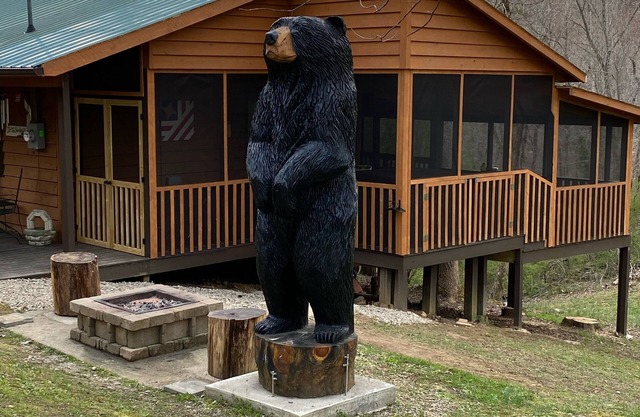 Extra Bonito Chalet 2 totalmente Furn. Habitaciones + Hot Tub ~ Wi-Fi ~ Bogo El oso; WWoods, LLC