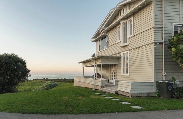 Extraordinary Coastal Elegance. Unique Kiwi Experience.