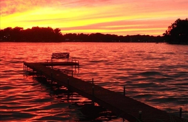 Extraordinario compuesto de cabaña en Paw Paw Lake