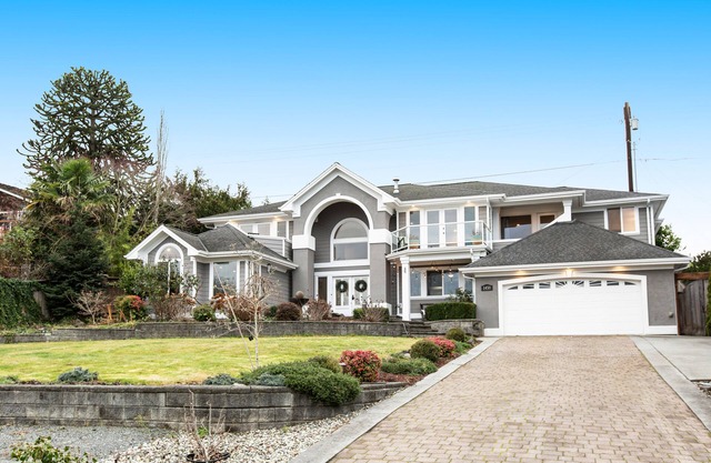 Extraordinary home w/ a hot tub, fireplace, game room, pool table - ocean views