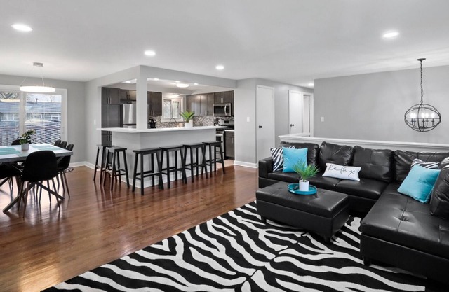 Extravagance - 4 Bedrooms 2.5 Baths With Deck