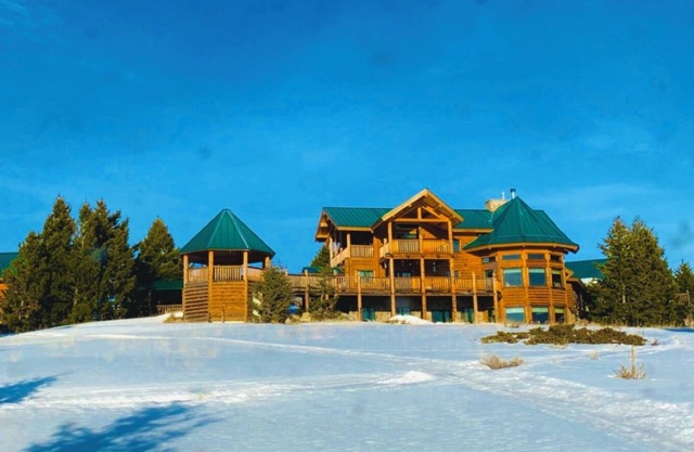Extravagant log home sitting atop a mountain! With unbelievable views!