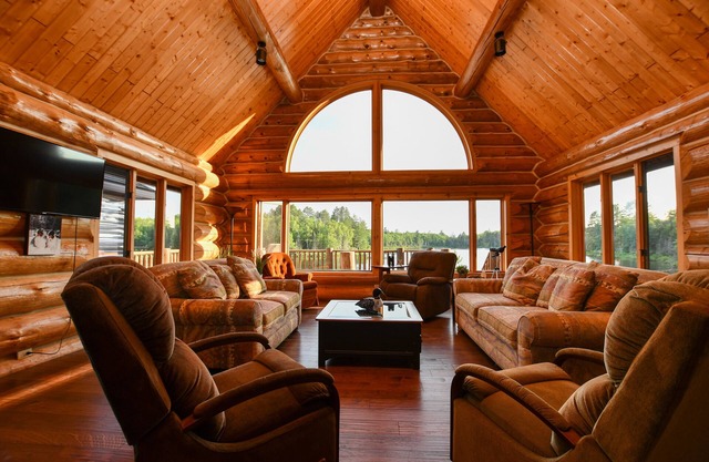 EXTREME RETREAT WITH PRIVATE LAKE AND MILES OF GROOMED TRAILS, SPECTACULAR VIEWS