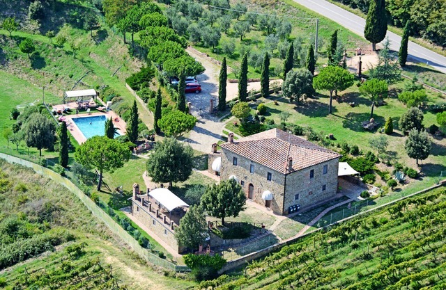 Antigua casa de campo de piedra con jardín privado y piscina, conexión a internet, campo de fútbol, p.