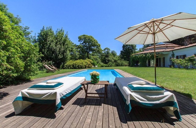 Villa llamativa con piscina en un gran parque privado