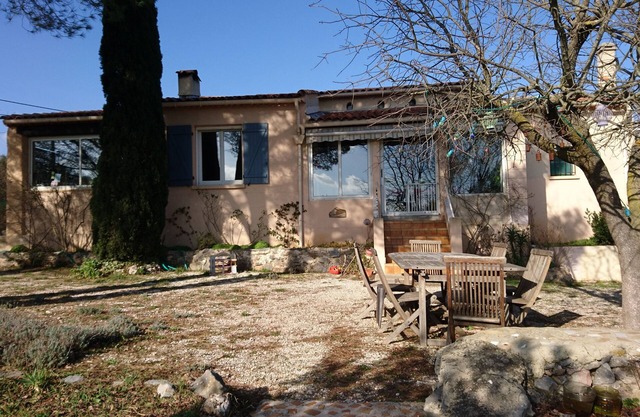 Family house, large garden and swimming pool for visiting the south of France.