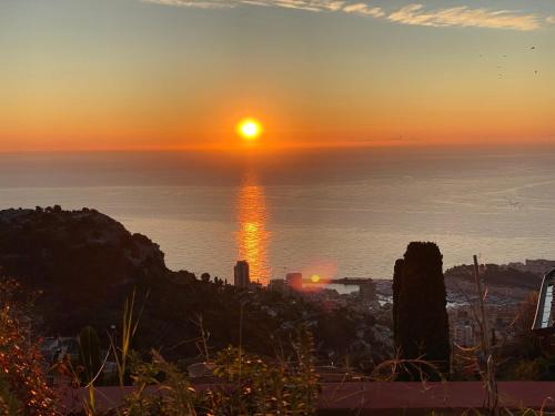 F1 4-Bedrooms Villa with Parking, AC & Pool 8 to 10 guests