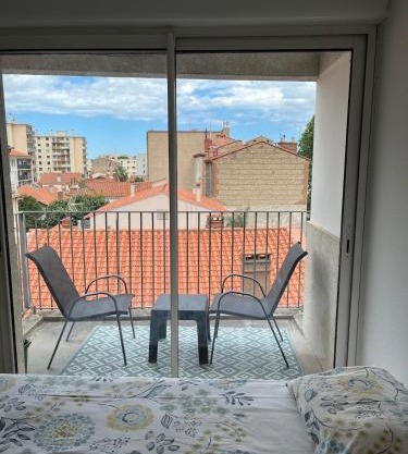 F2 moderne, proche gare, terrasse et parking prive