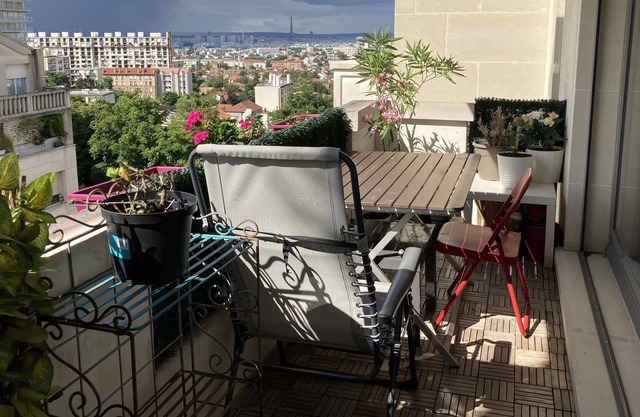 F4, 92m2, near Paris, view of the Eiffel Tower