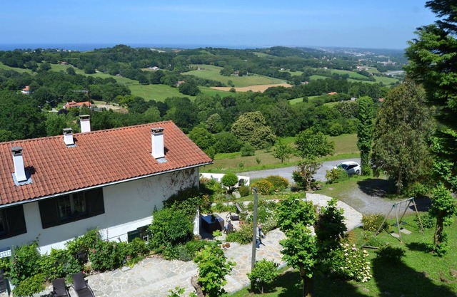 F4 of charm 6/8 pers view sea / mountains area of 3 hectares 4 km d beaches
