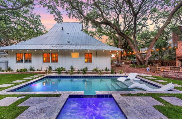 AMAZING East Beach Cottage, Pool & Spa. 30 sec walk to the beach!