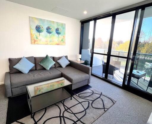 Fab in Phillip - 2bd 2bth Apt - Close to CBR Hospital