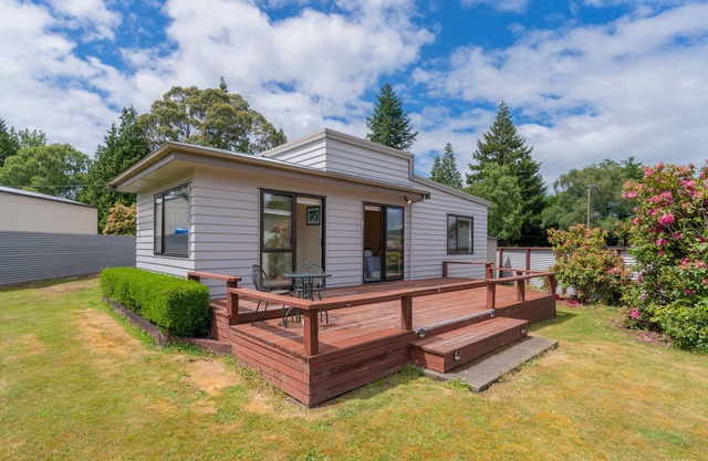 FAB ON FERGUS - TE ANAU HOLIDAY HOME, pet friendly in Te Anau