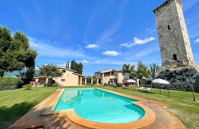 Fabulosa villa con piscina vallada, amplios terrenos, parque de mediación y parq