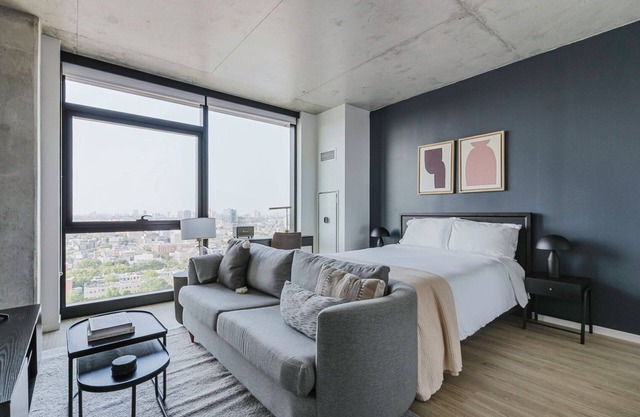 Fab West Loop Studio w/ Pool, Spa, Gym, W/D & Lounge, by Blueground