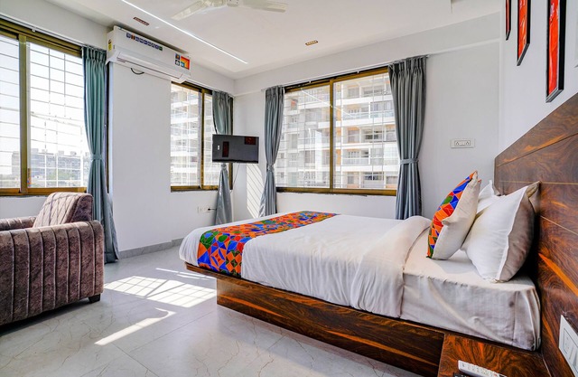 Fabhotel Crystal Inn