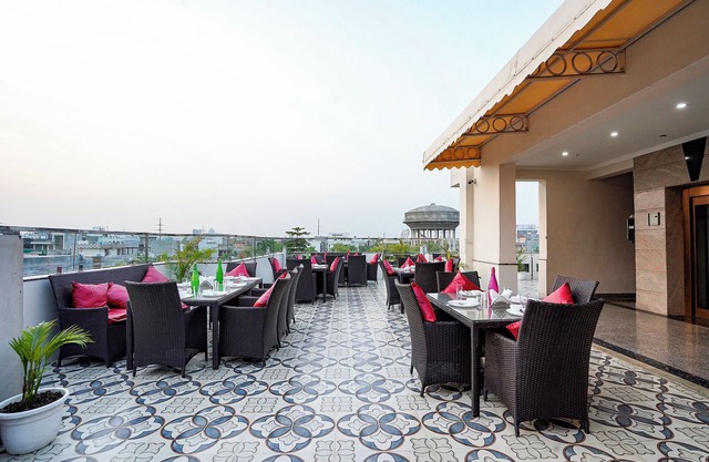 Fabhotel Divine & Banquet