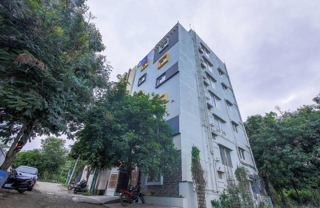 FabHotel Golden Grand Inn - Global Village