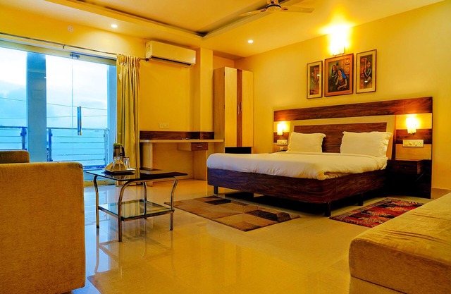 Fabhotel Kanchan Plaza